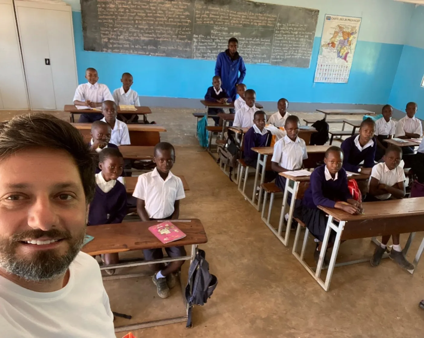 Antonino Polimeni in una classe durante una missione di Digital for Children, con gli studenti nei banchi