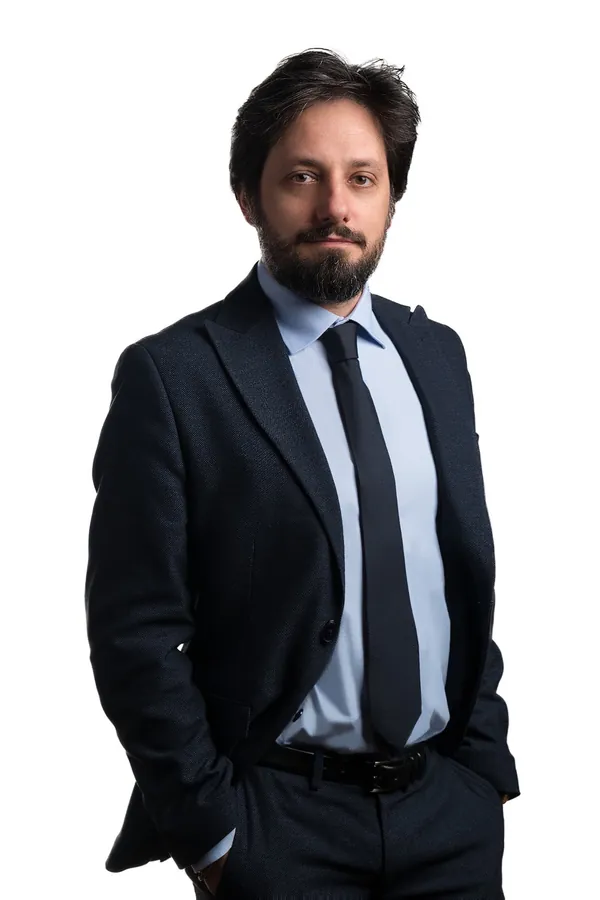 Antonino Polimeni a figura intera su fondo bianco