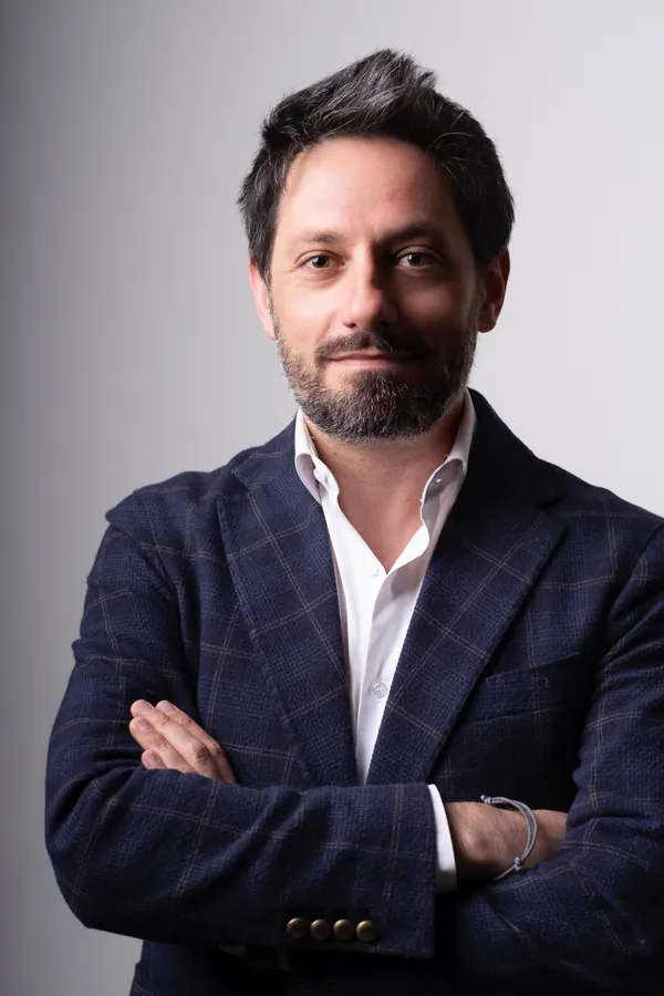 Antonino Polimeni in giacca, a braccia conserte