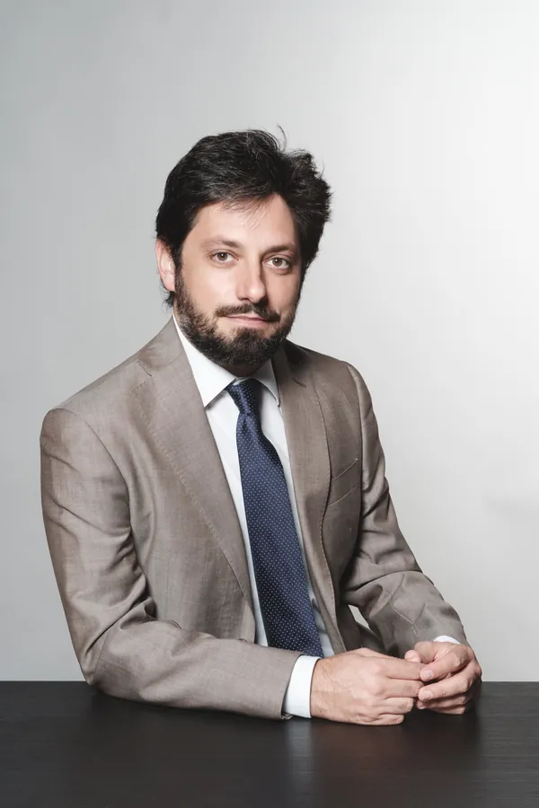Antonino Polimeni seduto alla scrivania, ritratto formale