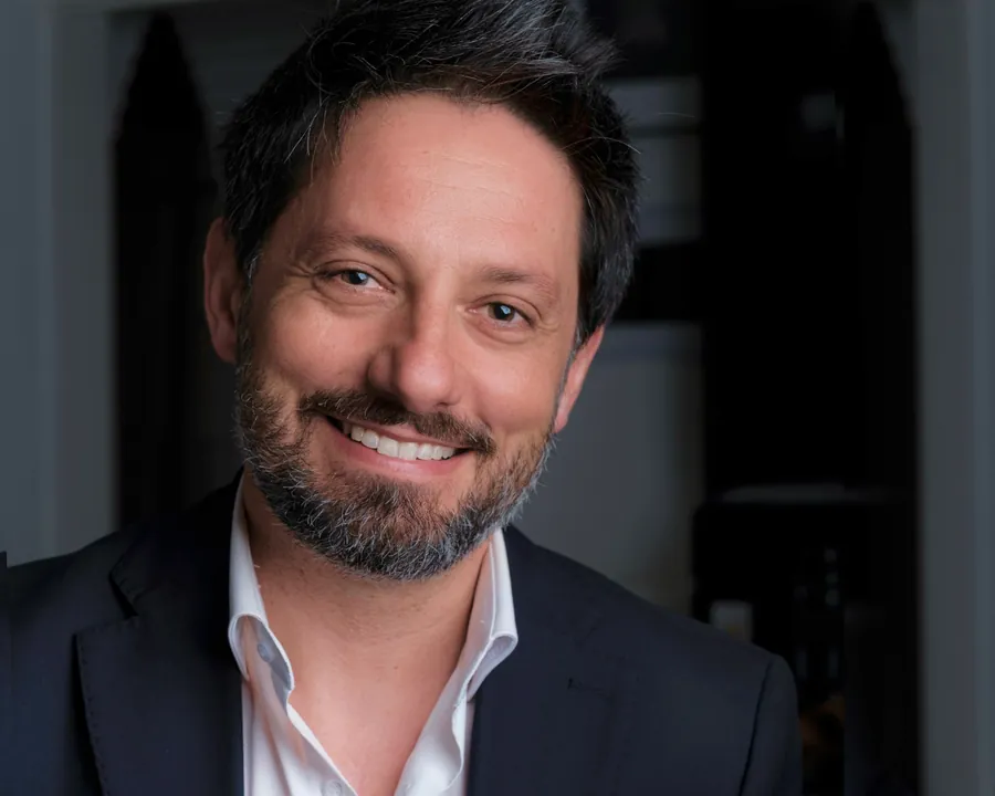 Antonino Polimeni, ritratto ravvicinato su fondo scuro