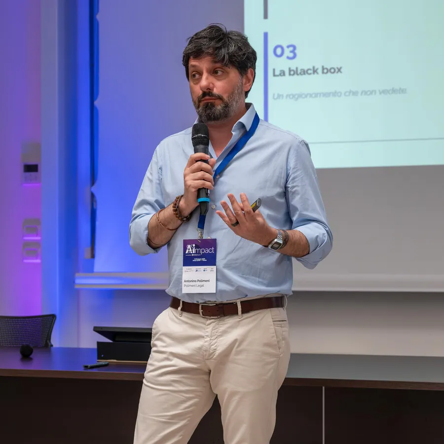 Antonino Polimeni sul palco, microfono in mano